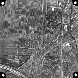 407476 Verticale luchtfoto van zuidelijke deel van de stad Utrecht, met onderaan de 2e Algemene Begraafplaats ...